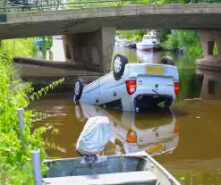 Auto te water in Oostzaan