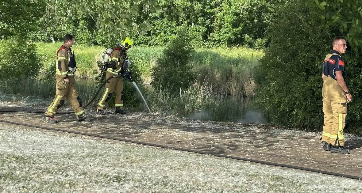 Brandweerinzet na brand in berm