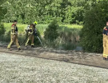 Brandweerinzet na brand in berm