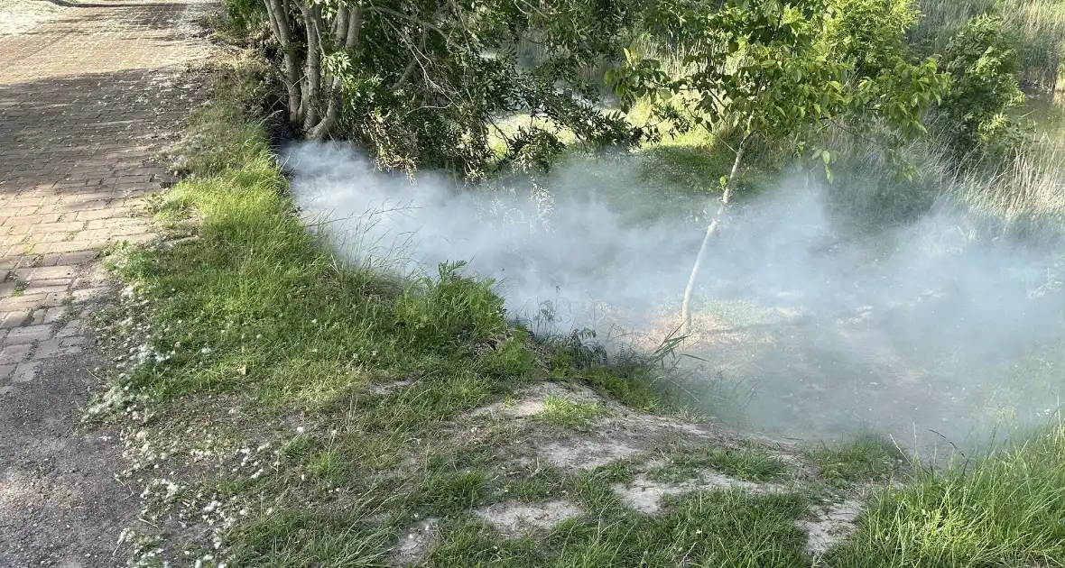 Brandweerinzet na brand in berm - Foto 1