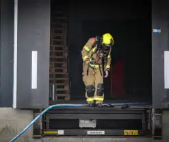 Voertuig in brand in bedrijfspand