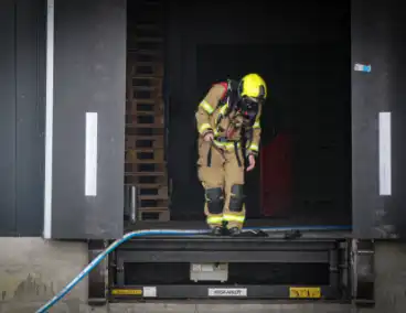 Voertuig in brand in bedrijfspand