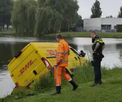 DHL bezorgbus raakt te water