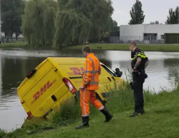 DHL bezorgbus raakt te water