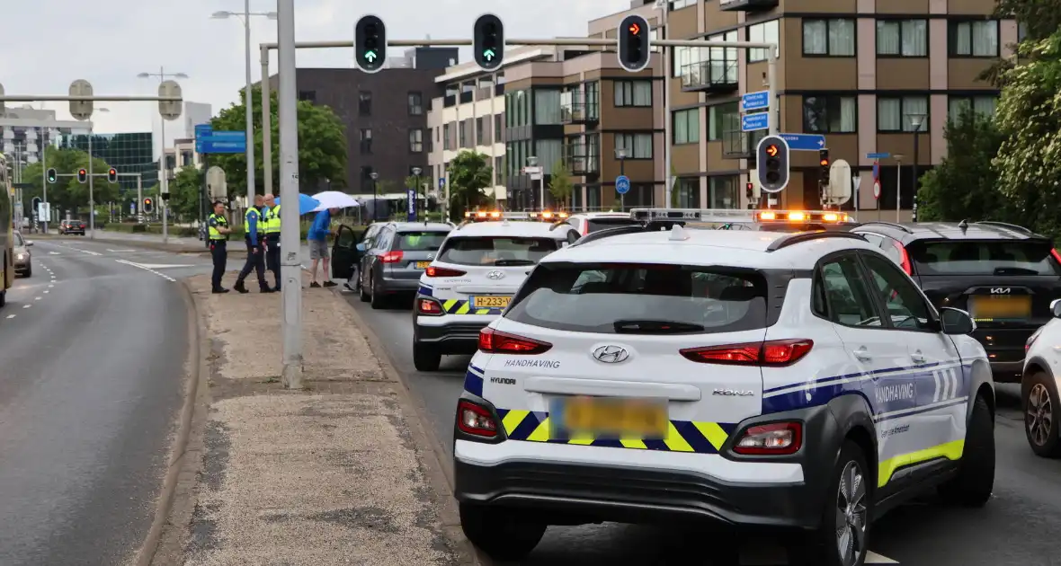 Botsing tussen twee voertuigen op drukke weg