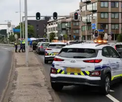 Botsing tussen twee voertuigen op drukke weg