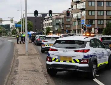 Botsing tussen twee voertuigen op drukke weg