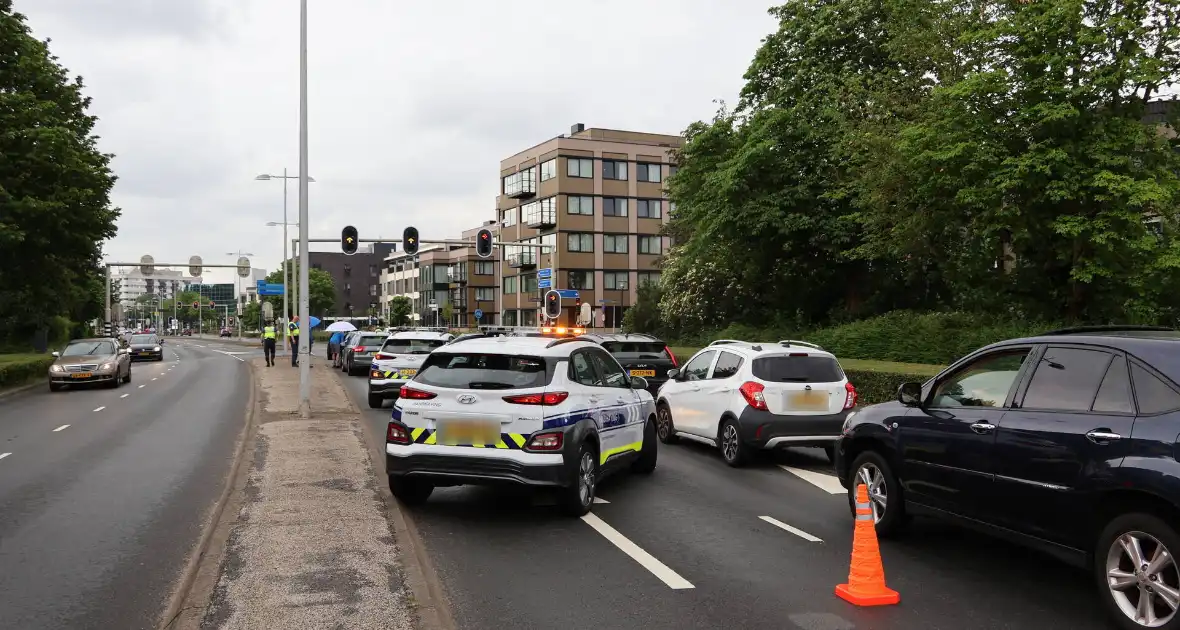 Botsing tussen twee voertuigen op drukke weg - Foto 1