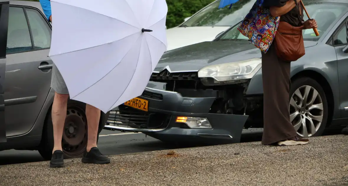 Botsing tussen twee voertuigen op drukke weg - Foto 2