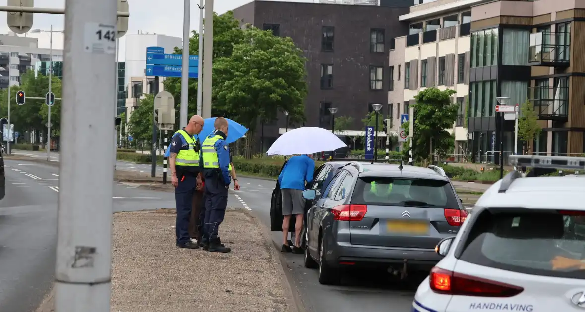 Botsing tussen twee voertuigen op drukke weg - Foto 3
