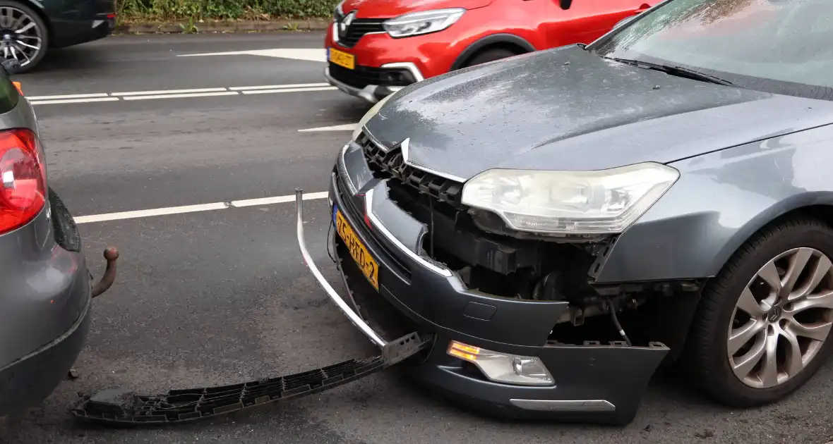 Botsing tussen twee voertuigen op drukke weg - Foto 4