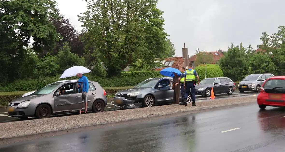 Botsing tussen twee voertuigen op drukke weg - Foto 5