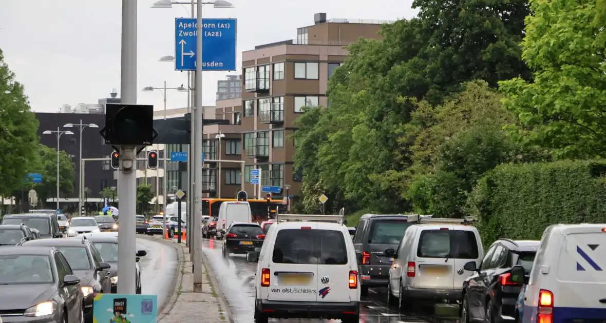 Botsing tussen twee voertuigen op drukke weg - Foto 6