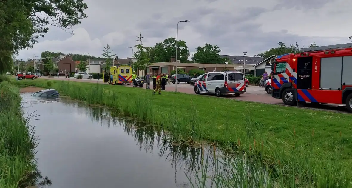 Geen gewonden bij voertuig te water - Foto 1
