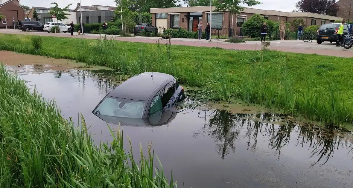 Geen gewonden bij voertuig te water - Foto 3