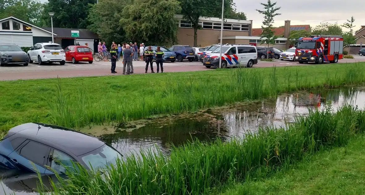 Geen gewonden bij voertuig te water - Foto 4