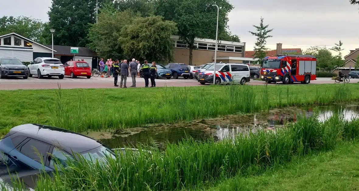 Geen gewonden bij voertuig te water - Foto 5