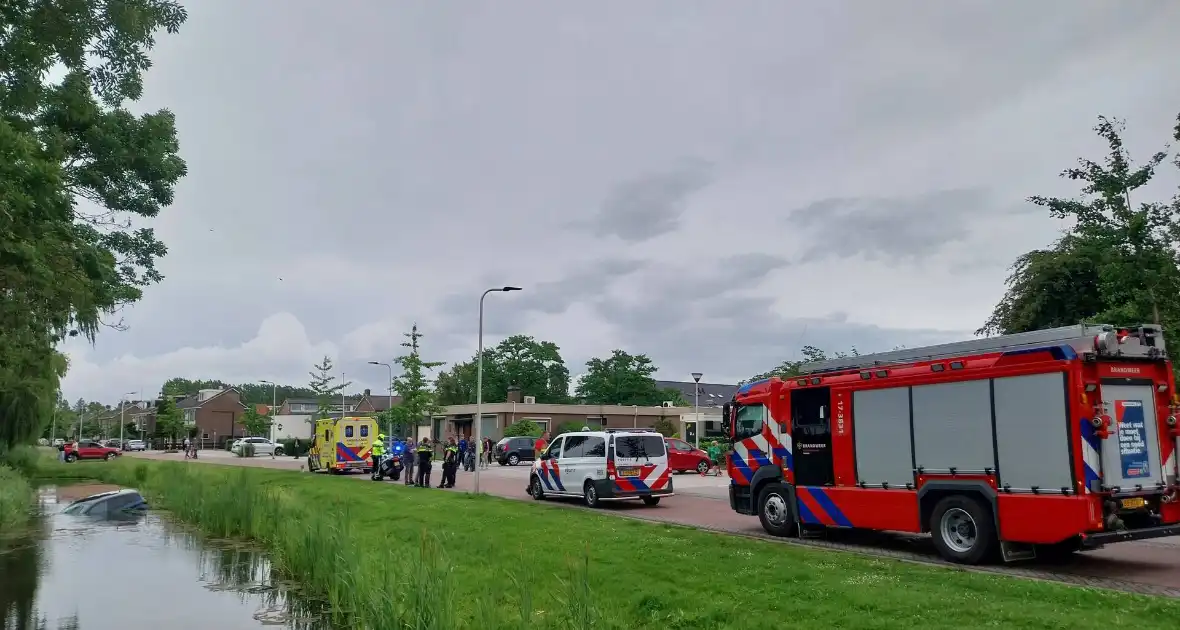 Geen gewonden bij voertuig te water - Foto 6