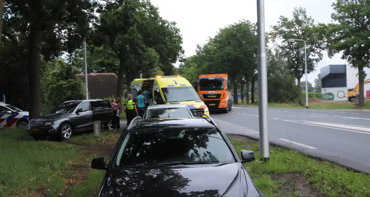 Meerdere inzittenden gecontroleerd na aanrijding - Foto 2