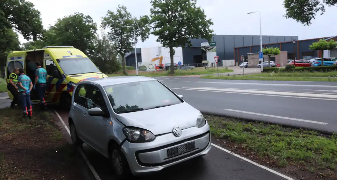 Meerdere inzittenden gecontroleerd na aanrijding - Foto 3