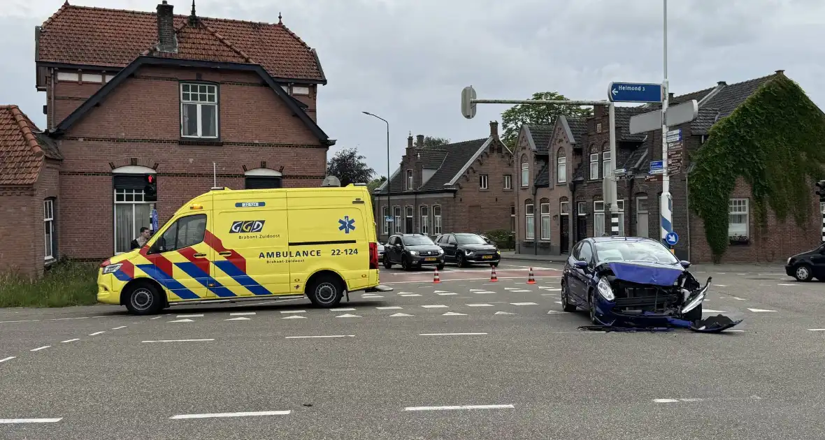 Botsing tussen twee auto's in Aarle-Rixtel - Foto 1