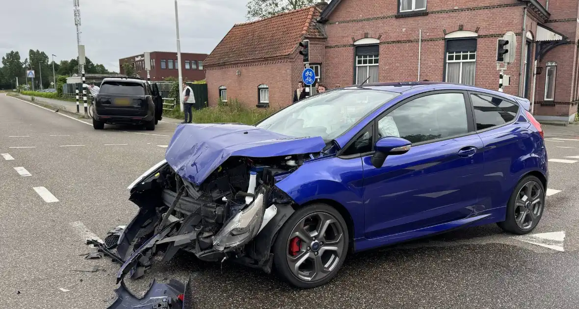 Botsing tussen twee auto's in Aarle-Rixtel - Foto 2