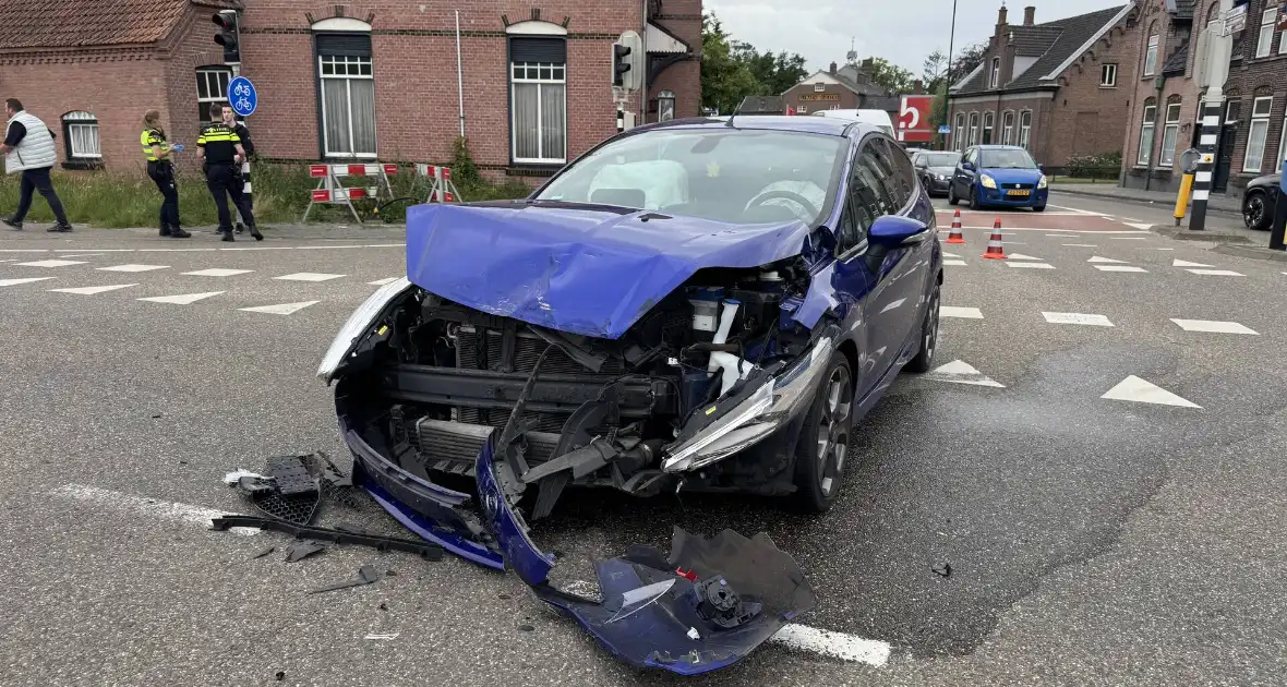 Botsing tussen twee auto's in Aarle-Rixtel - Foto 4