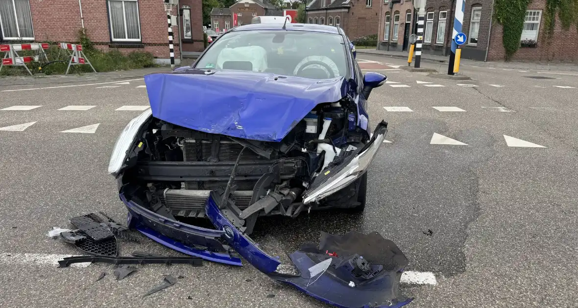 Botsing tussen twee auto's in Aarle-Rixtel - Foto 6