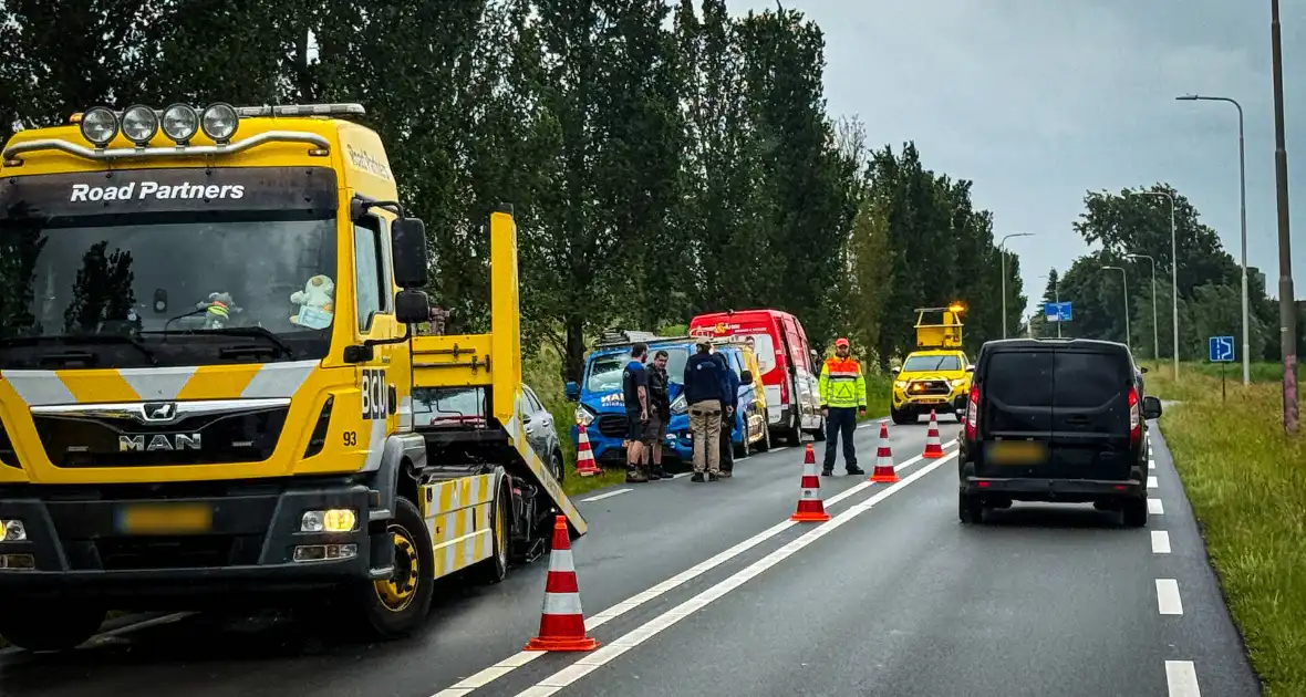 Ongeval met meerdere voertuigen op drukke weg - Foto 2