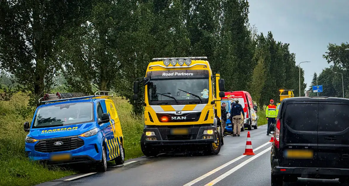 Ongeval met meerdere voertuigen op drukke weg - Foto 3