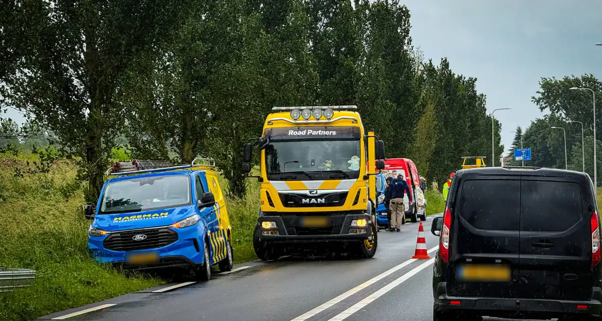 Ongeval met meerdere voertuigen op drukke weg - Foto 4
