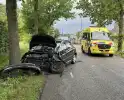 Auto total-loss na raken van bomen en bord