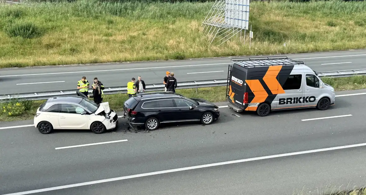 Ongeval met drie auto's op snelweg
