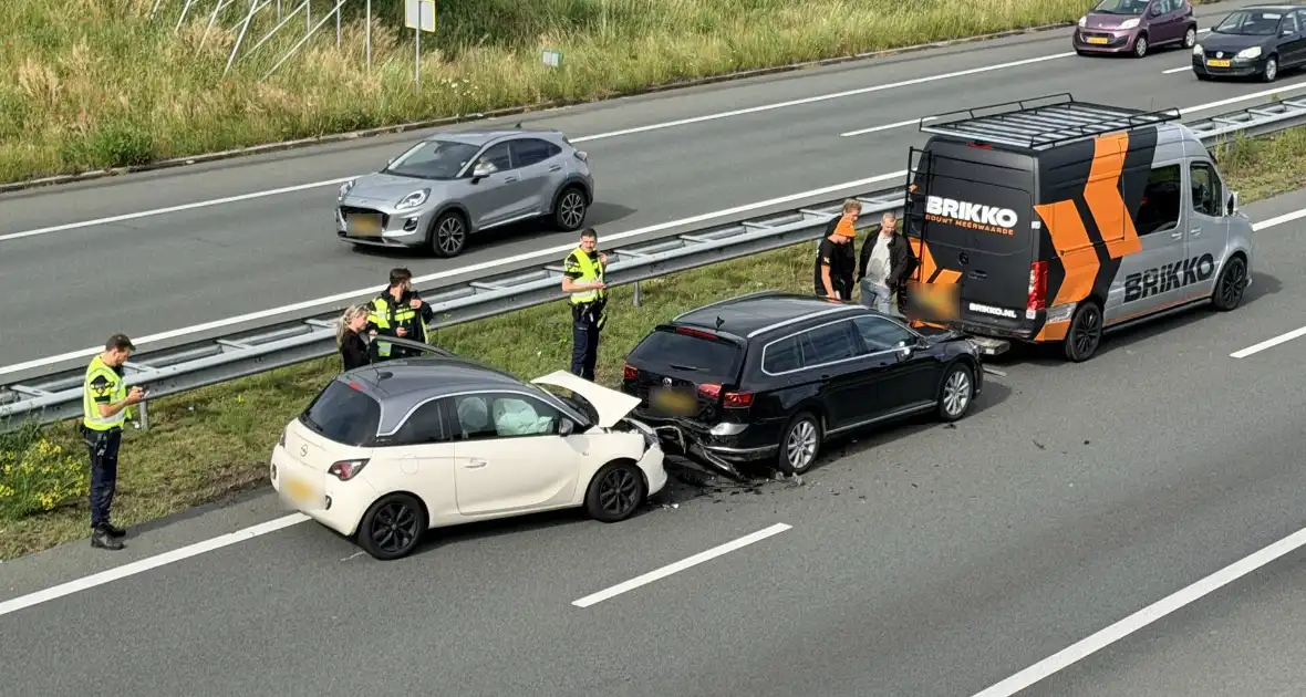 Ongeval met drie auto's op snelweg - Foto 1