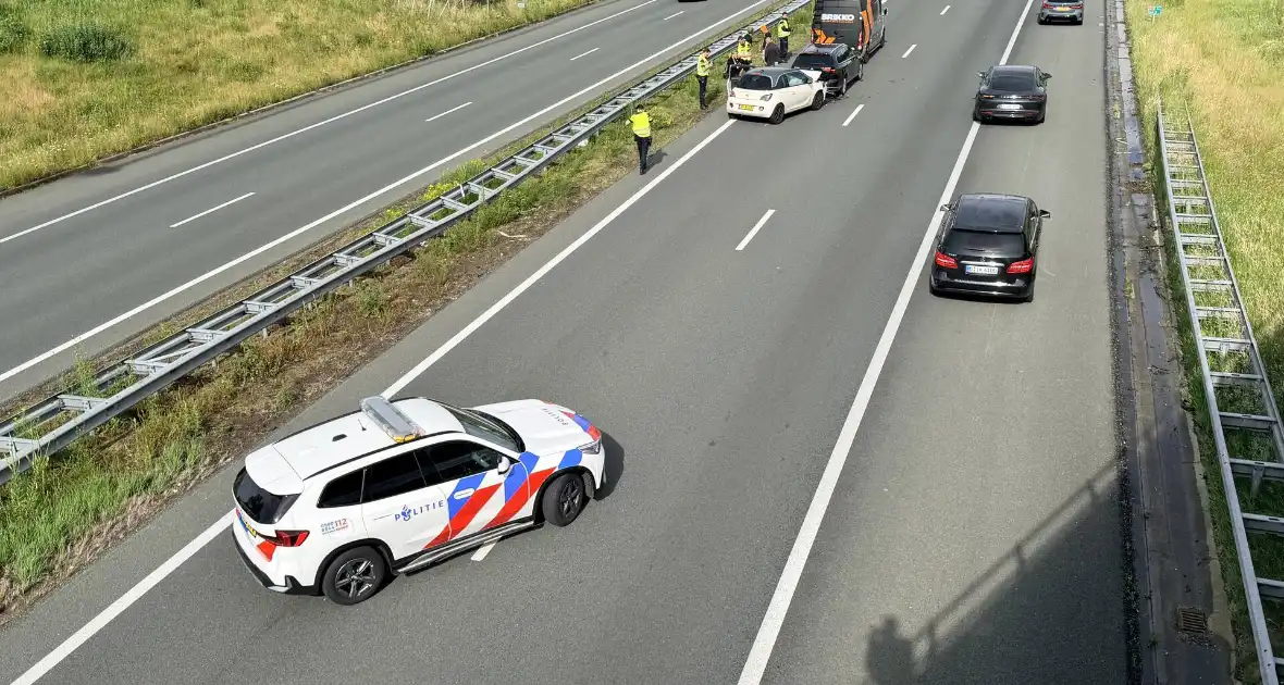 Ongeval met drie auto's op snelweg - Foto 2