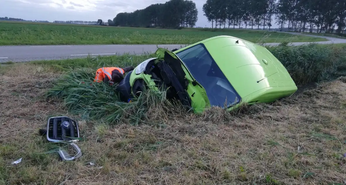 Bus vliegt uit de bocht en belandt in sloot