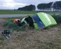 Bus vliegt uit de bocht en belandt in sloot
