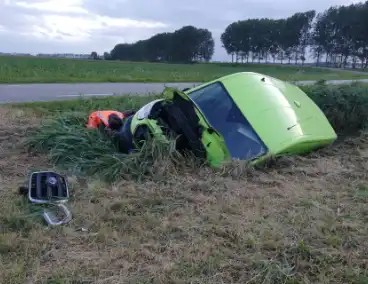 Bus vliegt uit de bocht en belandt in sloot