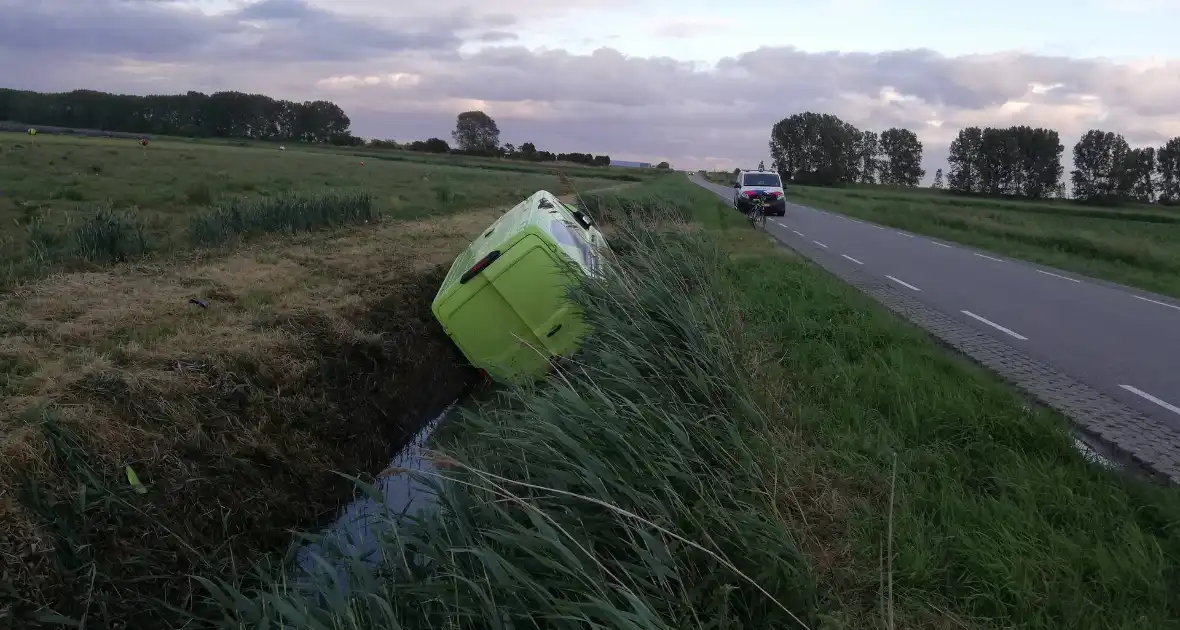 Bus vliegt uit de bocht en belandt in sloot - Foto 1
