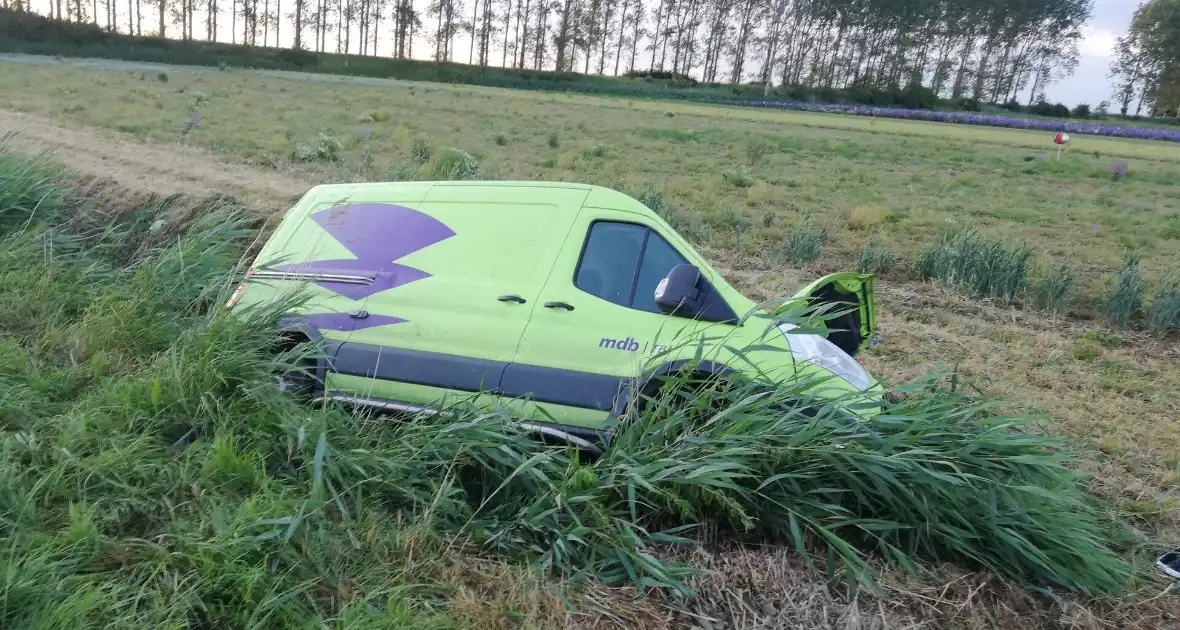 Bus vliegt uit de bocht en belandt in sloot - Foto 10