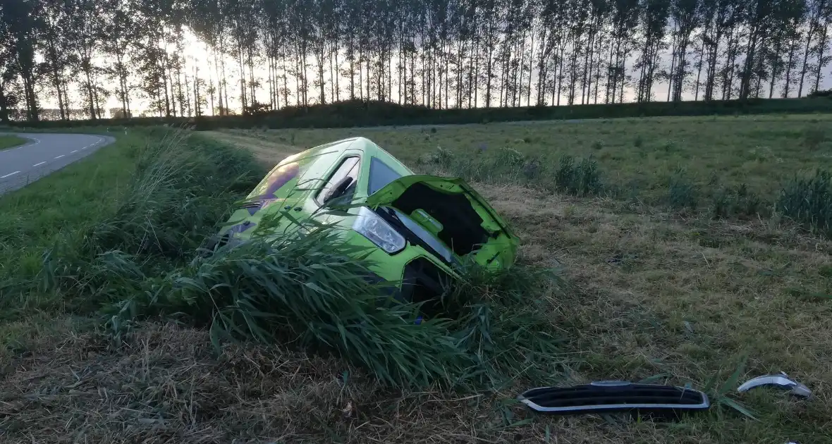 Bus vliegt uit de bocht en belandt in sloot - Foto 2