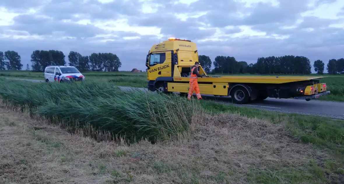 Bus vliegt uit de bocht en belandt in sloot - Foto 3