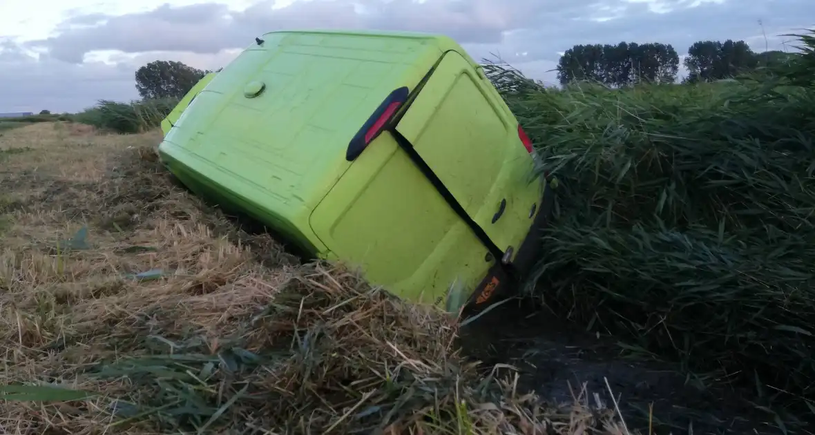 Bus vliegt uit de bocht en belandt in sloot - Foto 4