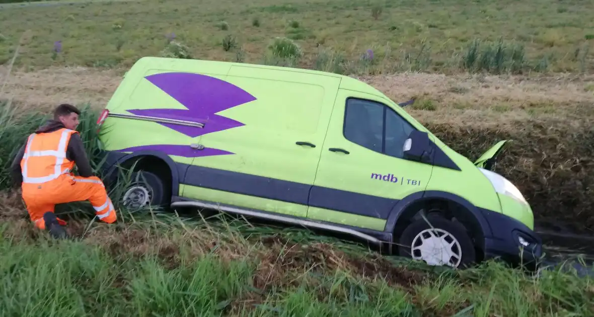 Bus vliegt uit de bocht en belandt in sloot - Foto 5