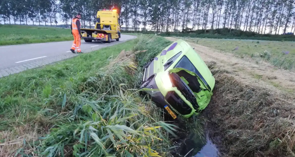 Bus vliegt uit de bocht en belandt in sloot - Foto 6