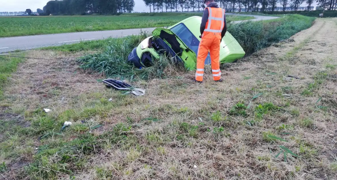 Bus vliegt uit de bocht en belandt in sloot - Foto 7