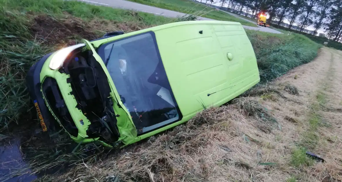 Bus vliegt uit de bocht en belandt in sloot - Foto 8