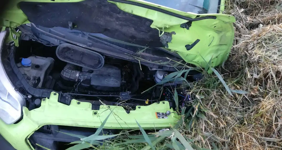 Bus vliegt uit de bocht en belandt in sloot - Foto 9