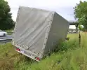 Bakwagen belandt in sloot na uit de bocht vliegen