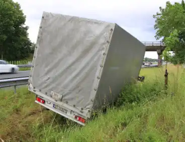 Bakwagen belandt in sloot na uit de bocht vliegen